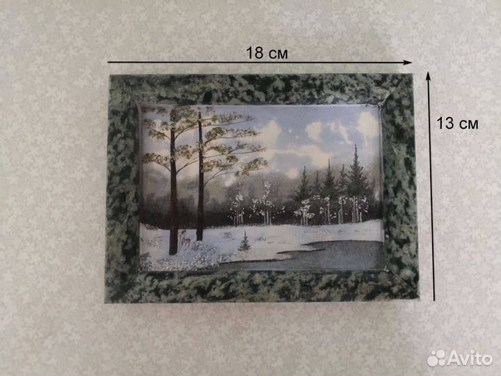 Картина в мраморной рамке из крошки камней натур