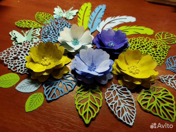 Вырубка и цветы из бумаги для скрапбукинга