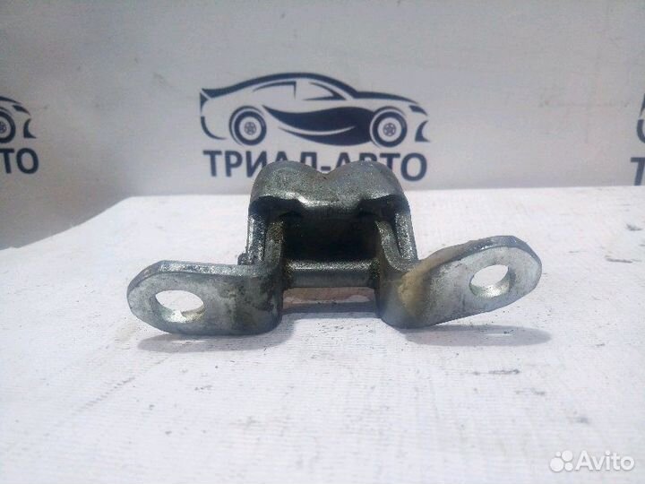 Петля двери Qashqai