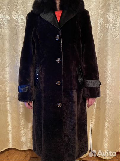 Мутоновая шуба с воротником из чёрного песца
