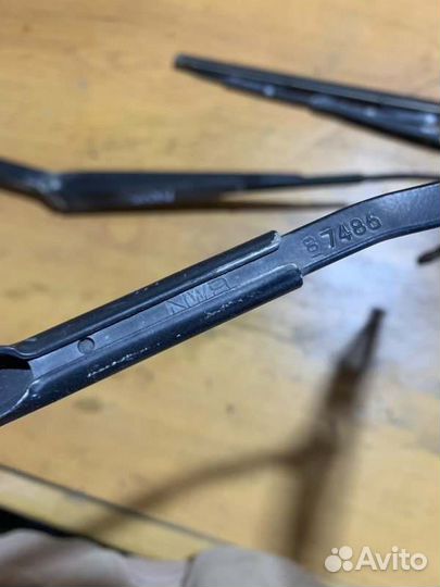 Поводок дворника передний левый Mitsubishi Lancer