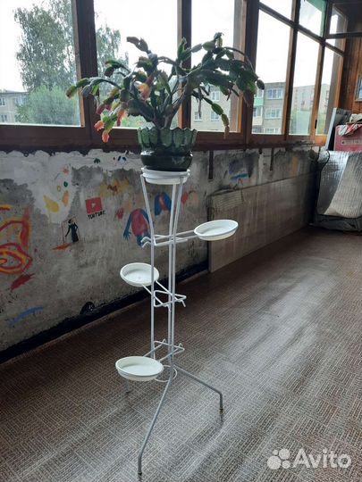 Подставка для цветов напольная металлическая