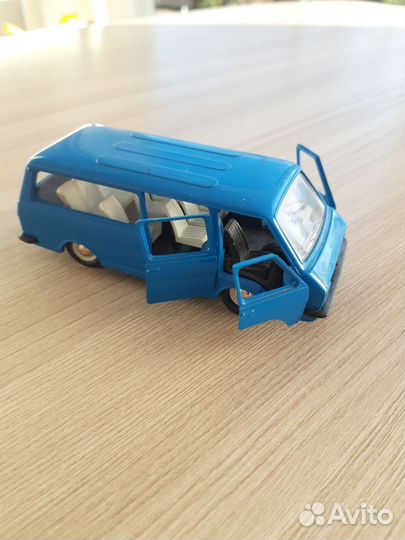 Модель 1/43 raf 2203