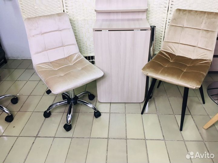 Манкюрный стол и стулья