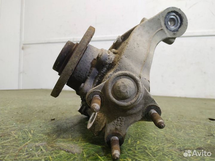 Кулак поворотный передний левый Volkswagen Passat