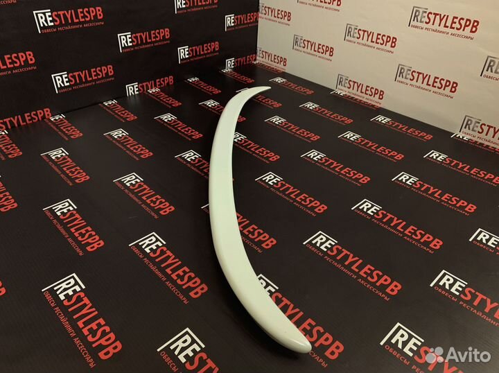 Спойлер на крышку багажника Toyota Camry 40 Белый