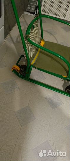 Детские санки с колесами и съемной ручкой