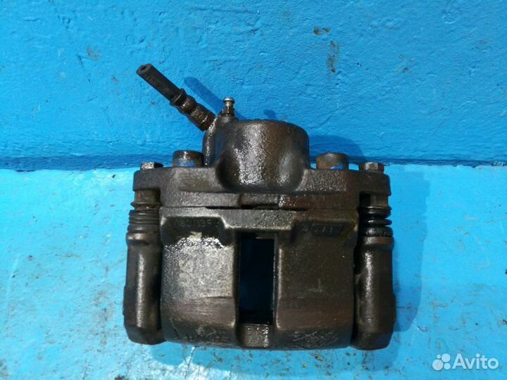 Суппорт передний правый Рено Логан Renault Logan1