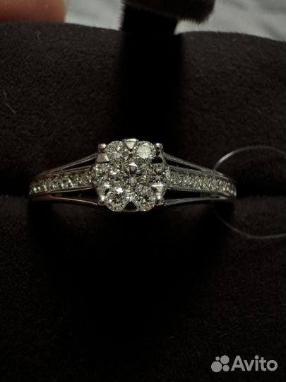 Помолвочное кольцо с бриллиантом