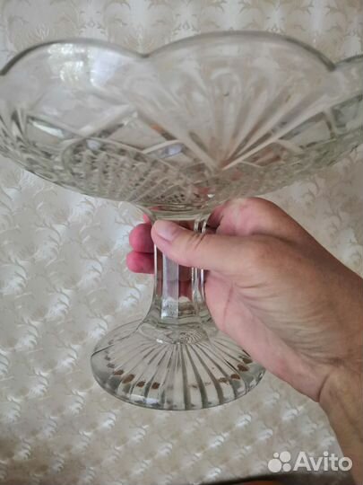 Ваза для фруктов на ножке