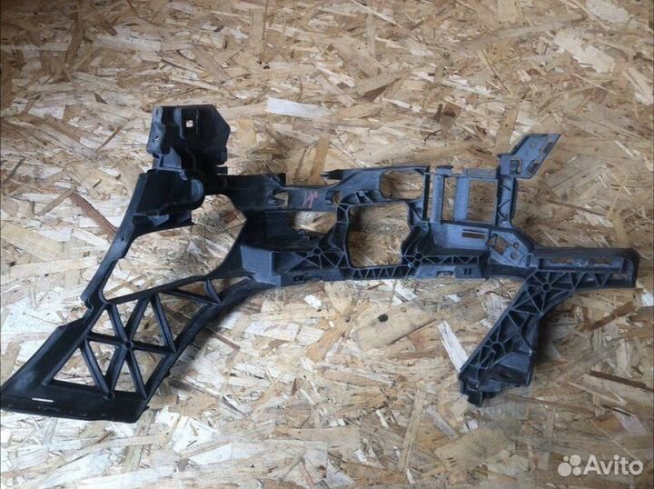 Кронштейн бампера передний правый Mercedes-Benz