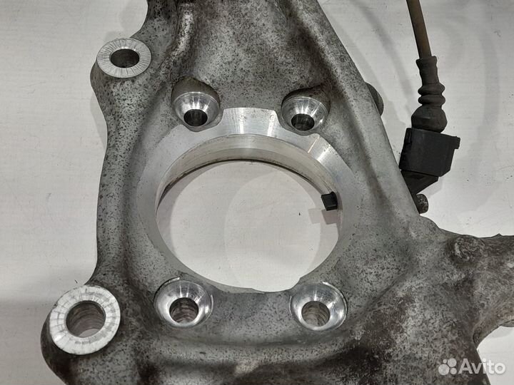 Передний левый поворотный кулак Audi A4 B8