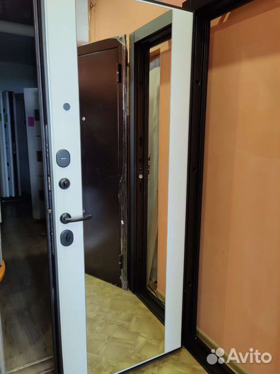 Дверь входная металлическая с зеркалом