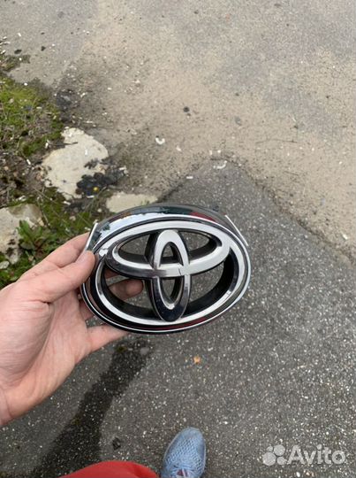 Эмблема toyota camry 50