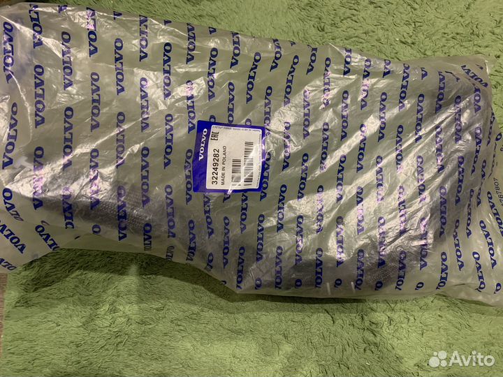 Новый патрубок радиатора Volvo 32249282