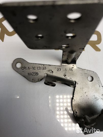 Кронштейн датчика высоты задний левый Range Rover