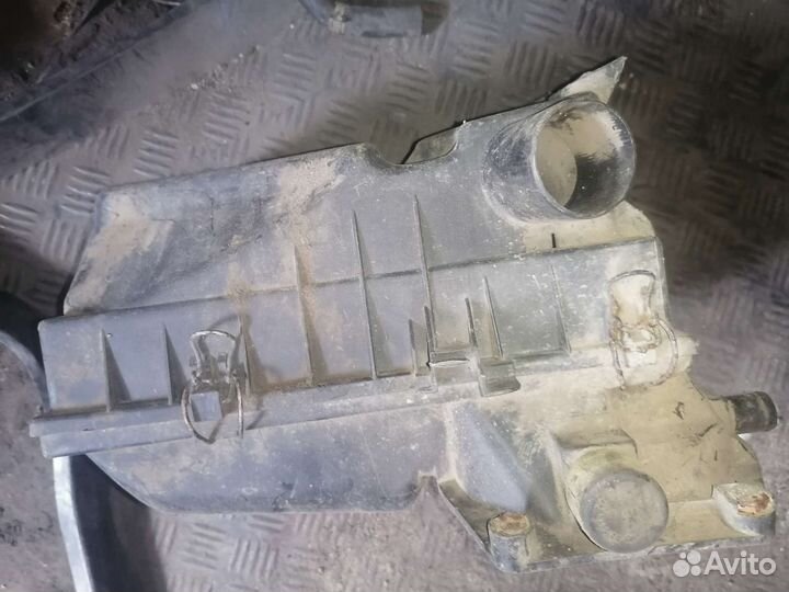 Корпус воздушного фильтра Volkswagen Passat b3