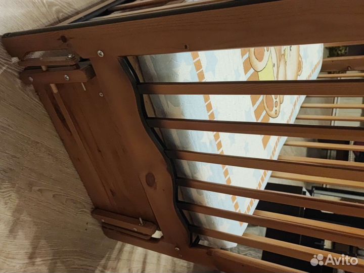 Детская кроватка с продольным маятником