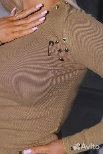 Лонгслив с булавками