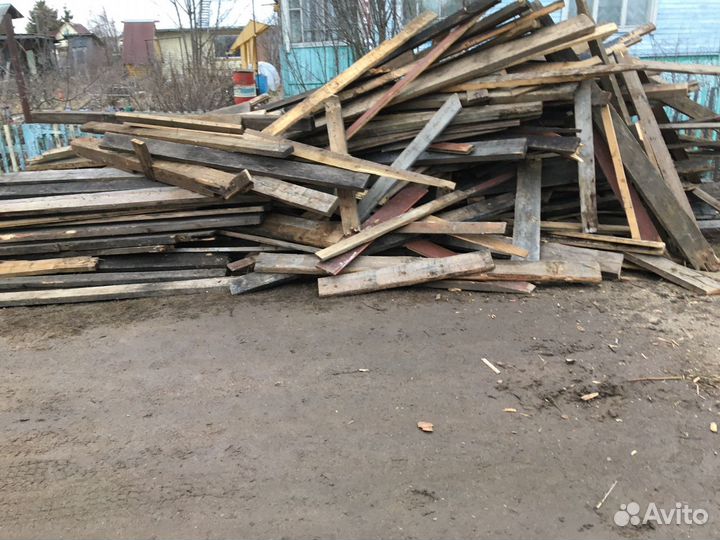 Сухие доски на дрова