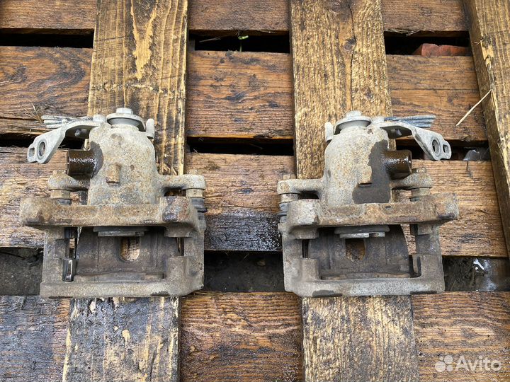 Задний правый тормозной суппорт Ford Mondeo 4