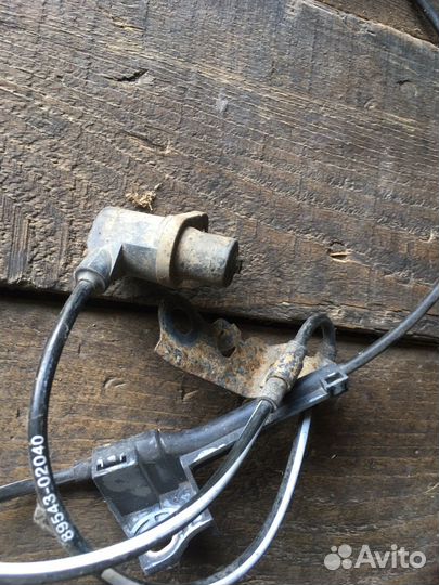 Toyota avensis t250 2007 датчик abs передний