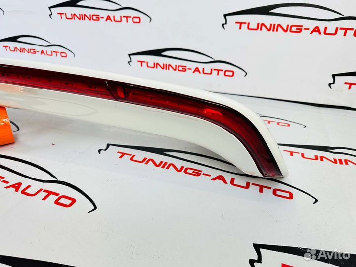 Спойлер на верх Toyota Land Cruiser 200 LED G7714