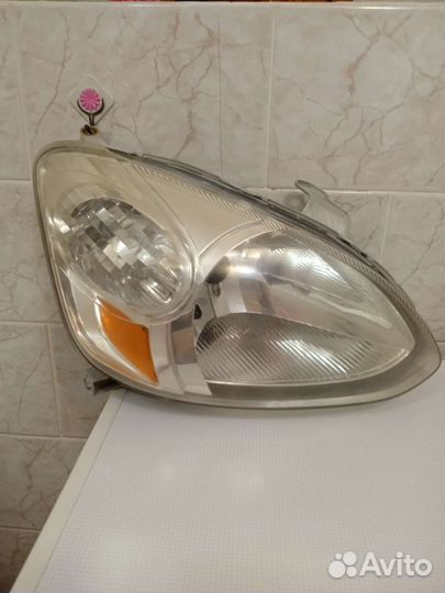 Правая фара Toyota platz SCP11
