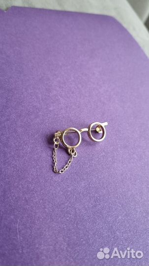 Креативная брошка в форме оправы для очков