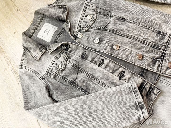 Джинсовая куртка и джинсы бананы