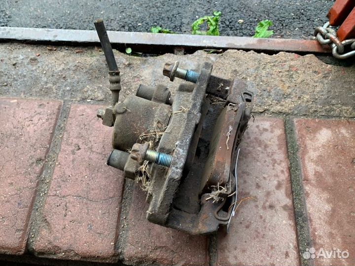 Суппорт тормозной передний правый Opel Meriva