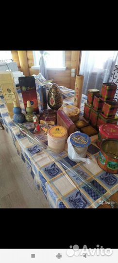 Жестяные банки, бутылки, подставки под бутылки