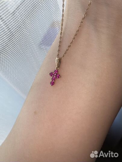 Золотая подвеска с рубином