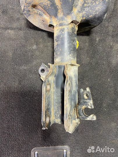 Амортизатор передний правый Mazda Familia 8 (BJ) 1