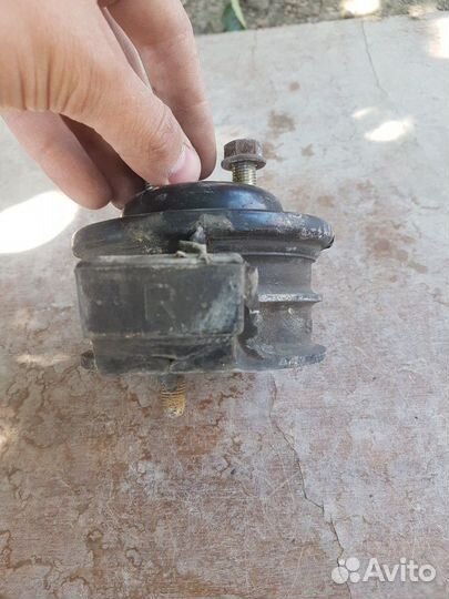 Правая подушка под двигатель на субару легаси