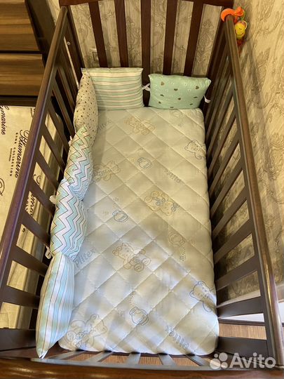 Детская кроватка с маятником