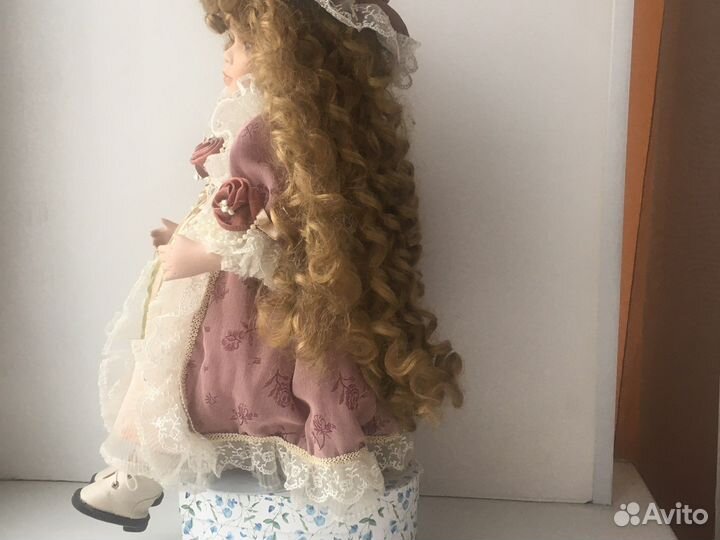 Кукла фарфоровая на подставке