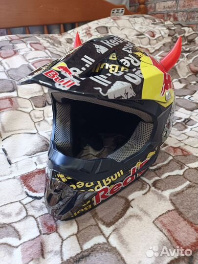 Шлем эндуро с принтом Red Bull