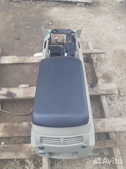 Консоль центральная (подлокотник) Infiniti QX56