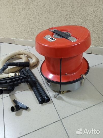 Пылесос Урал,рабочий,укомплектован.хорош в гараже