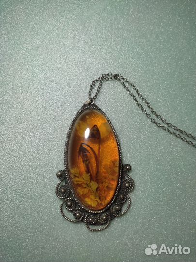 Винтажный кулон из янтаря