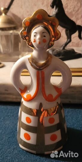 Фарфоровая статуэтка. СССР. Девушка в кокошнике
