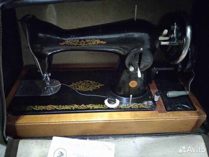 Швейная машинка в футляре-чемодане Подольск 1974г