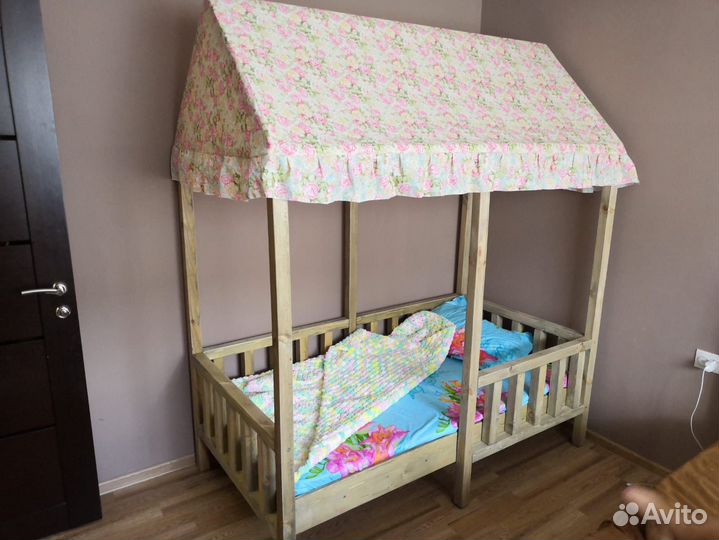 Детская кроватка домик