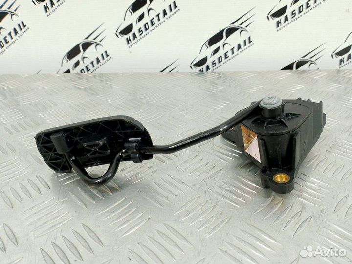 Педаль газа Nissan Note E11 HR16DE 2009