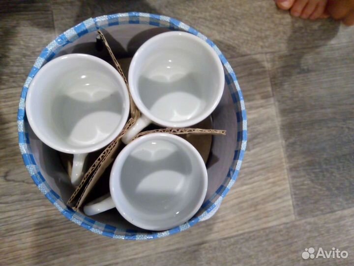 Новый набор чашек и блюдцев в коробочке