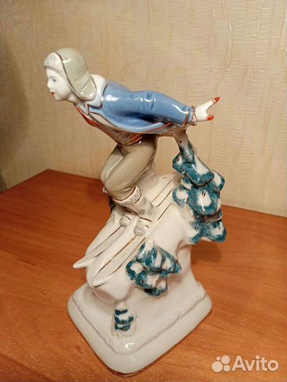 Фарфоровая статуэтка Лыжник-пионер