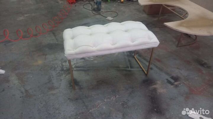 Банкетка в прихожую с каретной стяжкой