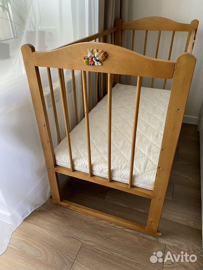 Детская кроватка с матрасом и 2 кпб