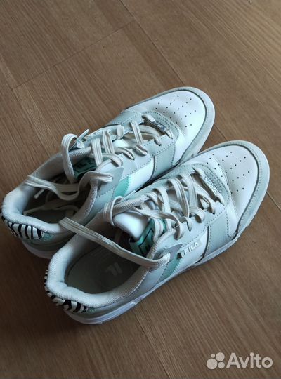 Кроссовки женские